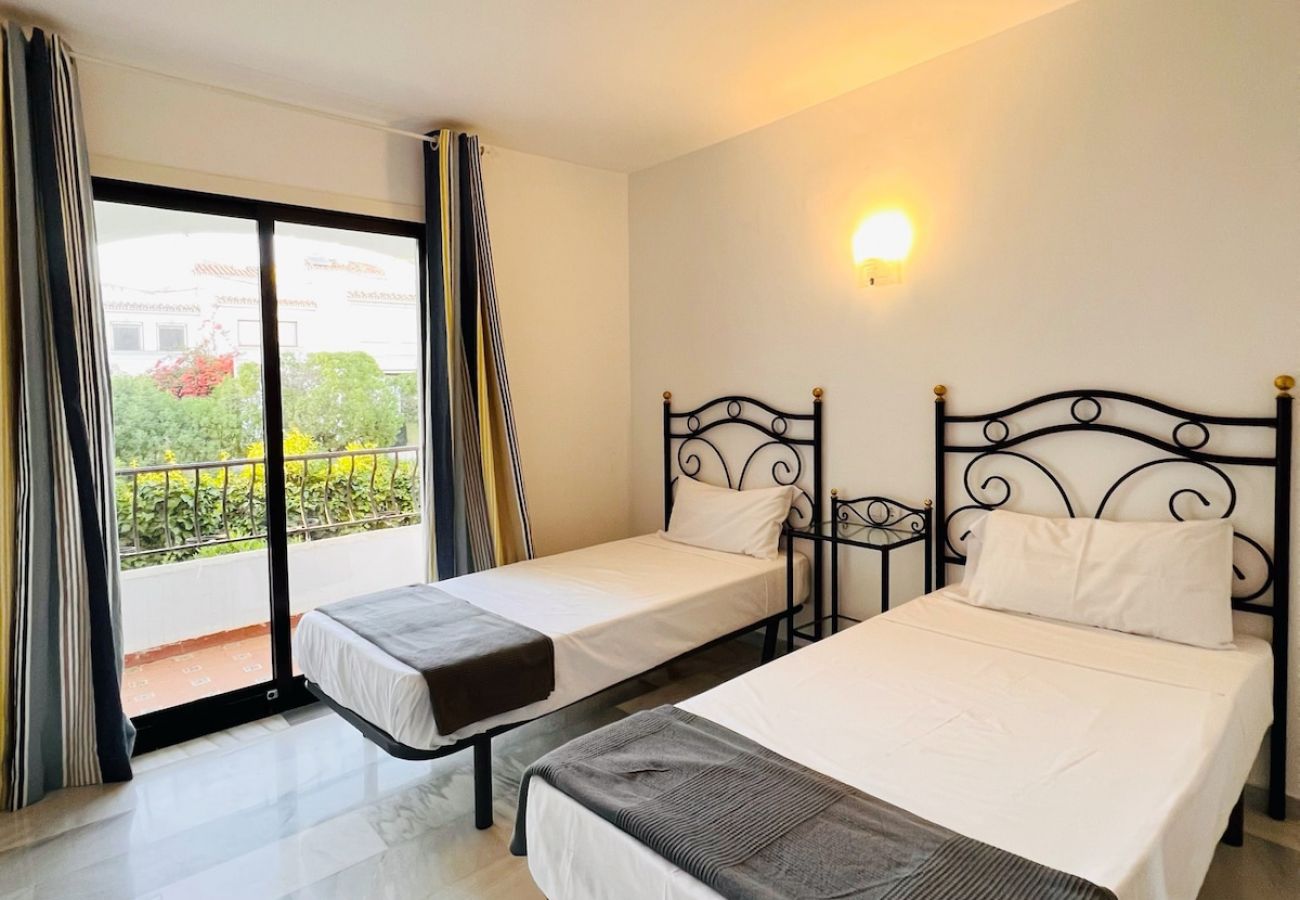 Apartamento en Mijas Costa - Calahonda Sea Views with Pool and Private Parking
