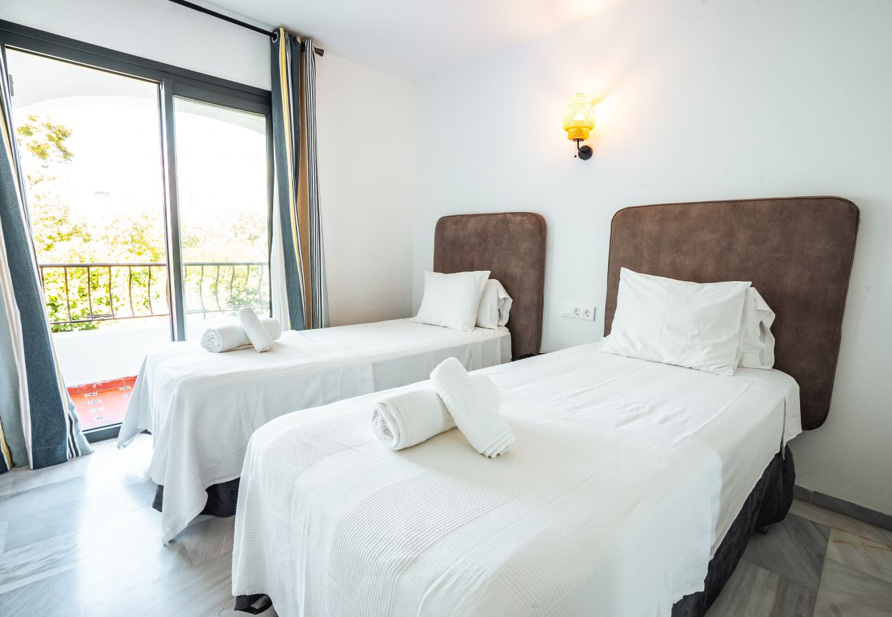 Apartamento en Mijas Costa - Calahonda Sea Views with Pool and Private Parking