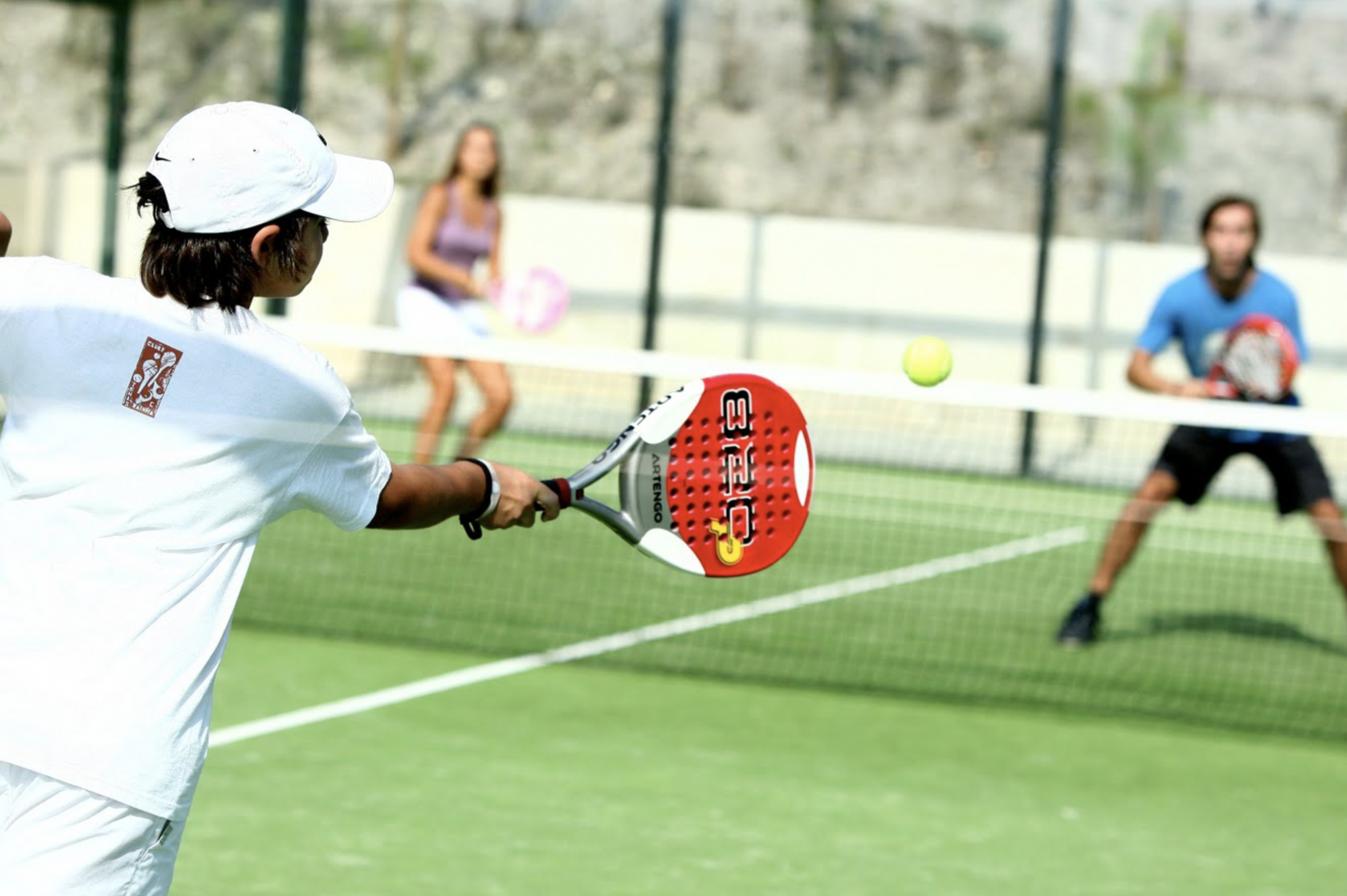 adulti che giocano a padel vicino al centro storico di Marbella
