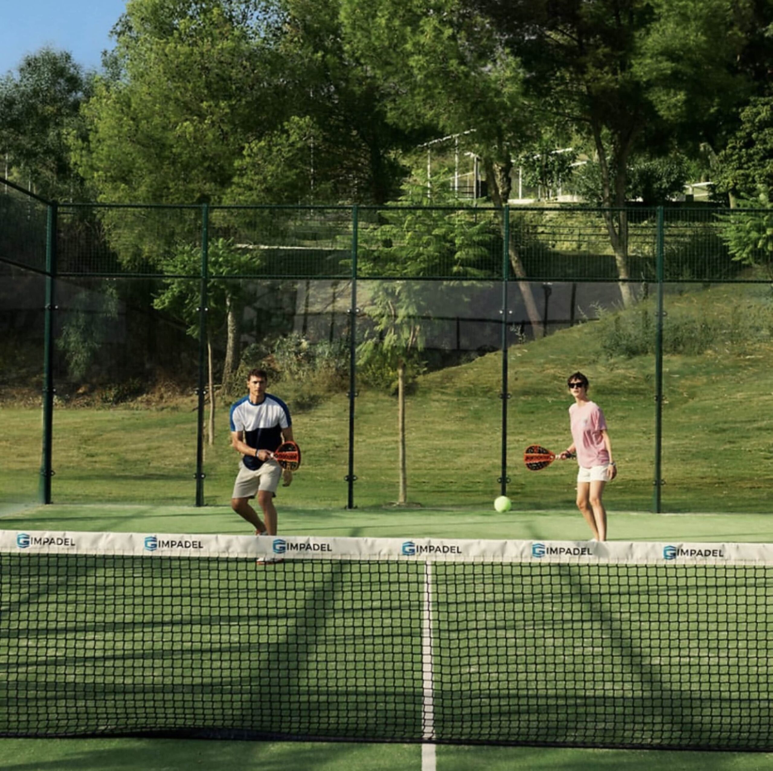 Uomo e donna in allenamento presso la Padel Academy