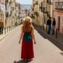 Mujer viajera sola caminando por el Casco Antiguo de Marbella
