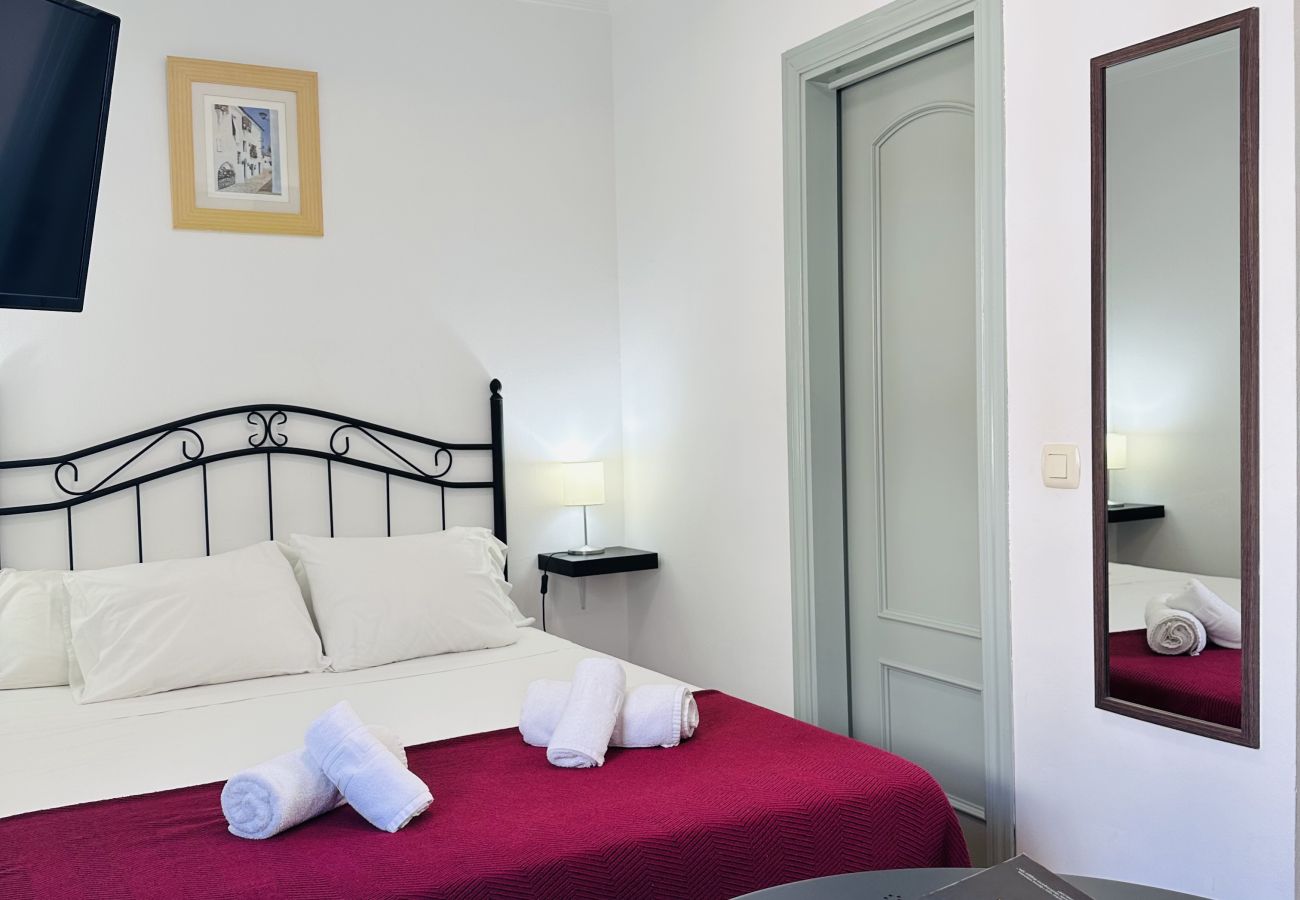 studio lumineux, moderne et récemment meublé